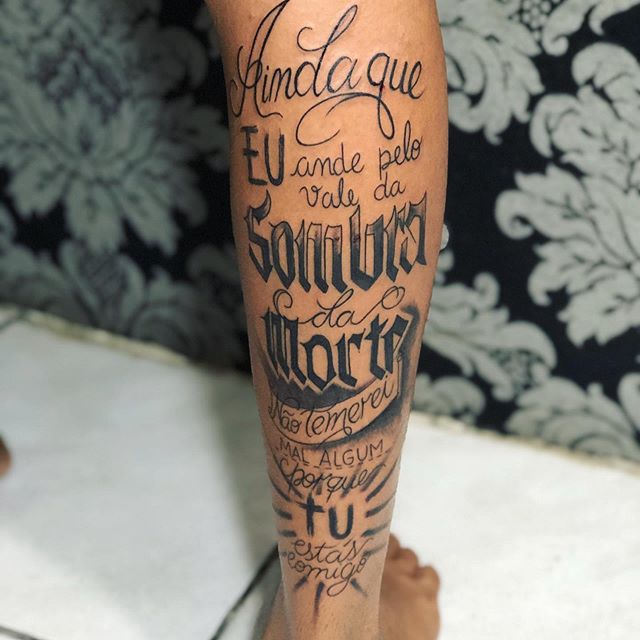 tatuagem na panturrilha masculina