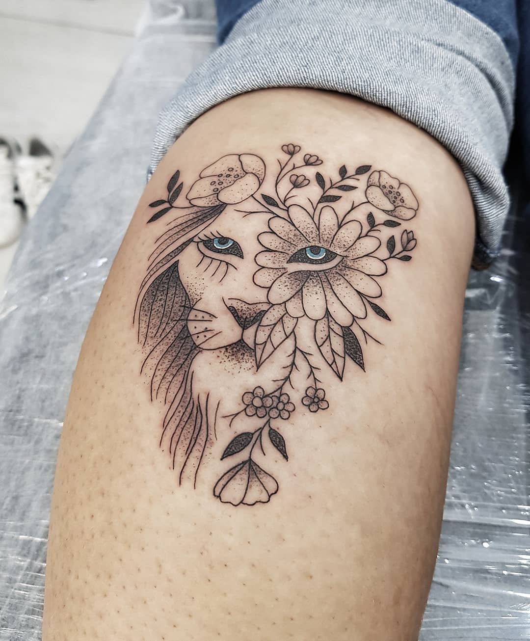 5 ideias de títulos:
1. Pontilhismo na Pele: A Arte dos Pontos que Encantam
2. Desvendando o Dotwork: Técnicas