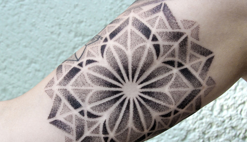 Temas e Cuidados
3. Mandalas e Geometria: O Poder do Pontilhismo em Tatuagens
4. Tatuagem de Pontilhismo: Inspirações e Significados
5. Do Minimalismo à Complexidade: Explorando o Universo do Pontilhismo