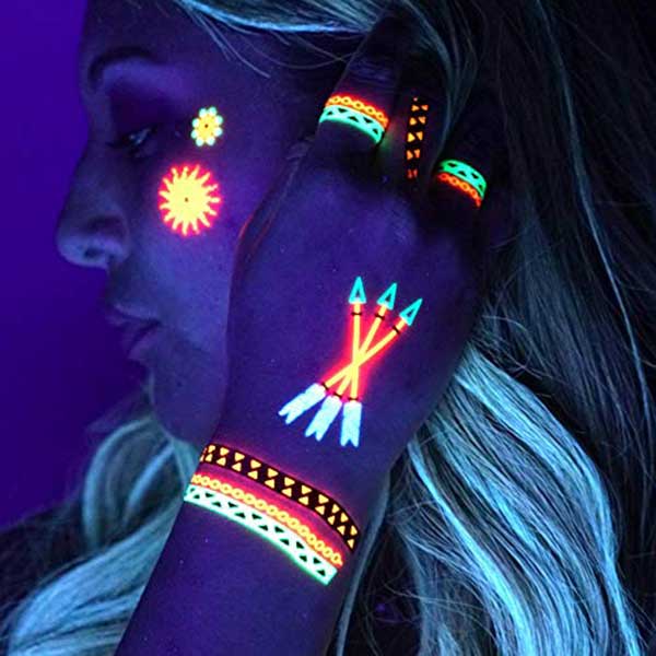 tatuagem que brilha com luz negra