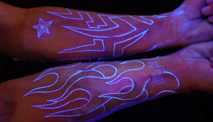 tatuagem que brilha com luz negra