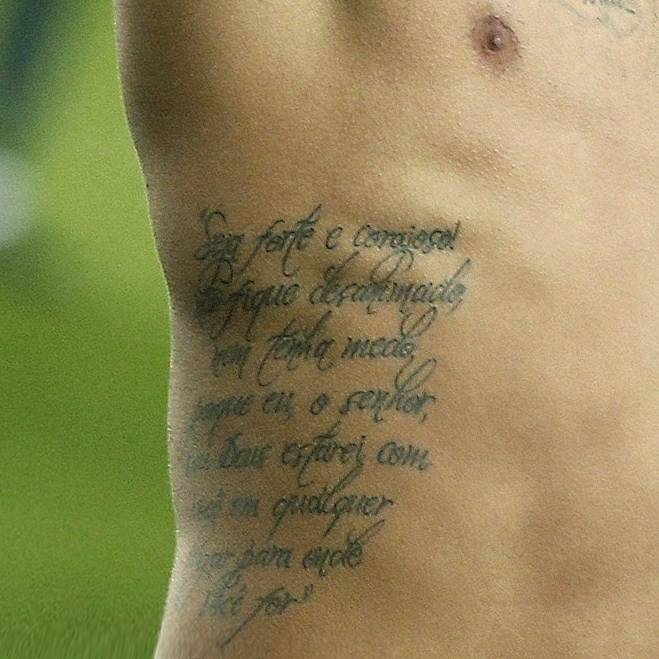 tatuagem frase seja forte e corajosa