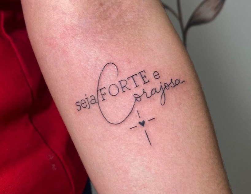tatuagem floral e frase coragem