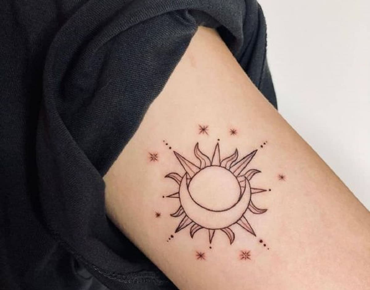 tatuagem sol e lua e estrelas