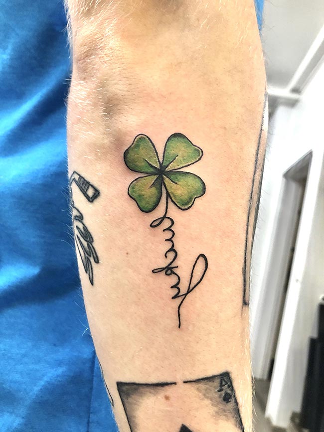 um Símbolo de Fé e Amor
3. Do Clássico ao Moderno: Explore os Estilos de Tatuagem de Trevo
4. Tatuagens de Trevo: Inspirações para Homenagear Pessoas Queridas
5. O Simbolismo Oculto do Trevo: Entenda Antes de Tatuar