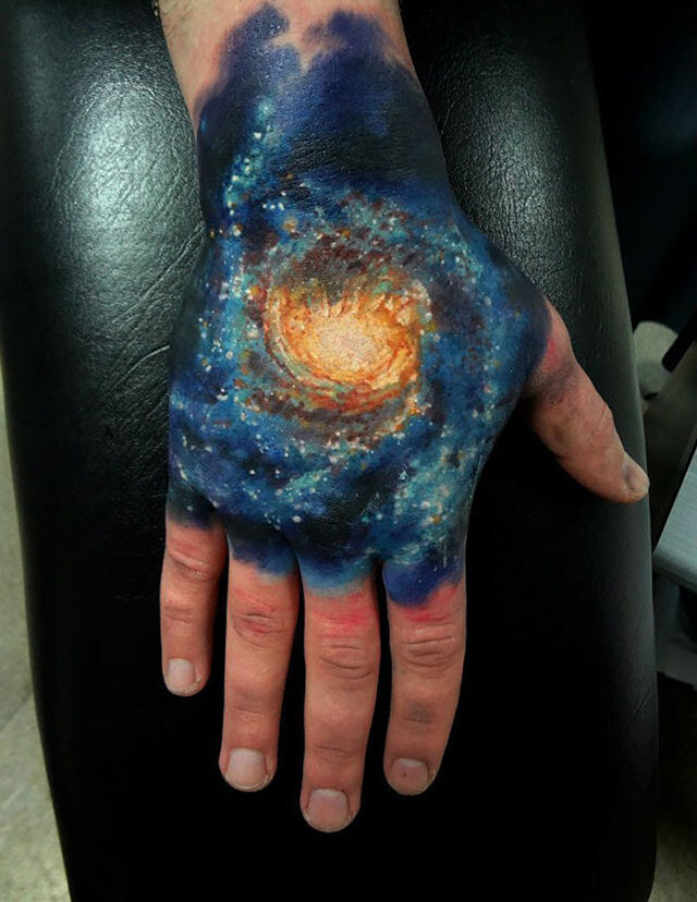 tatuagem fineline universo