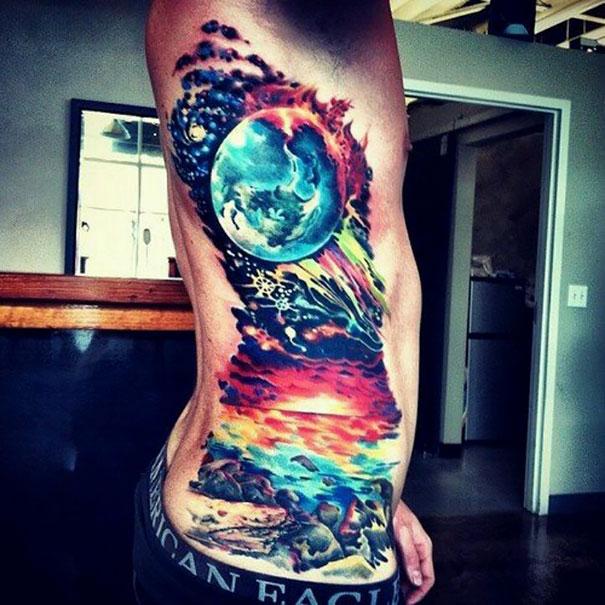 tatuagem realismo preto e cinza universo