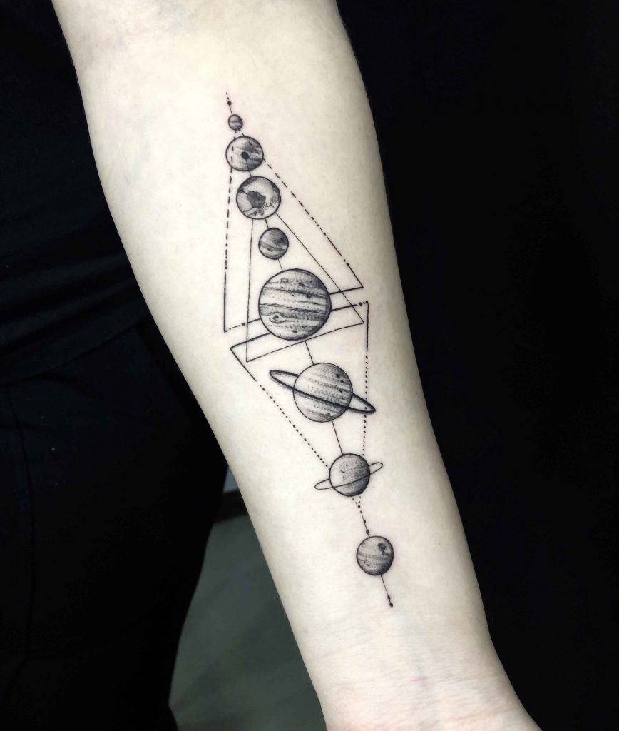 tatuagem realismo preto e cinza universo