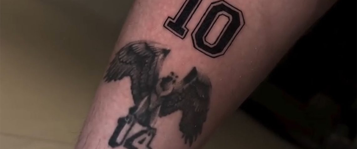 tatuagem urubu flamengo com escudo