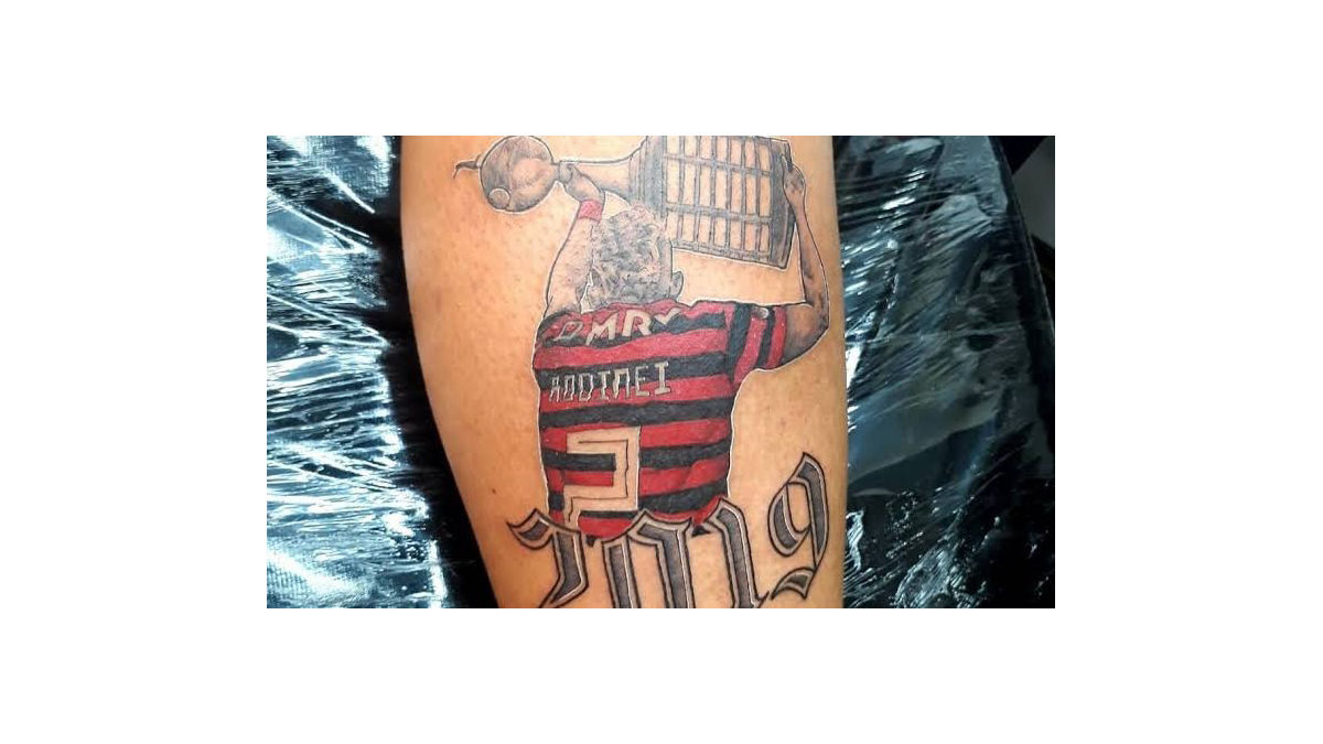 tatuagem urubu flamengo minimalista