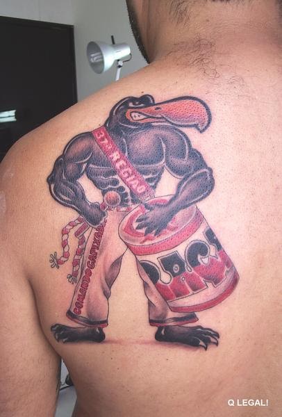 tatuagem urubu flamengo costas
