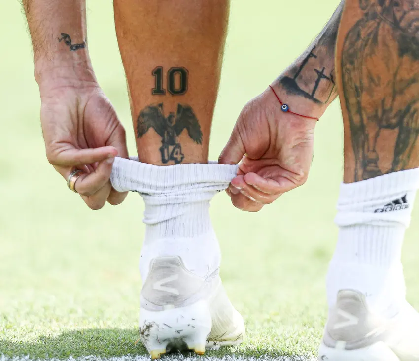 tatuagem urubu flamengo minimalista