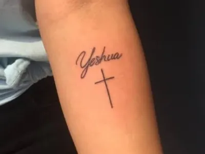 tatuagem yeshua fine line