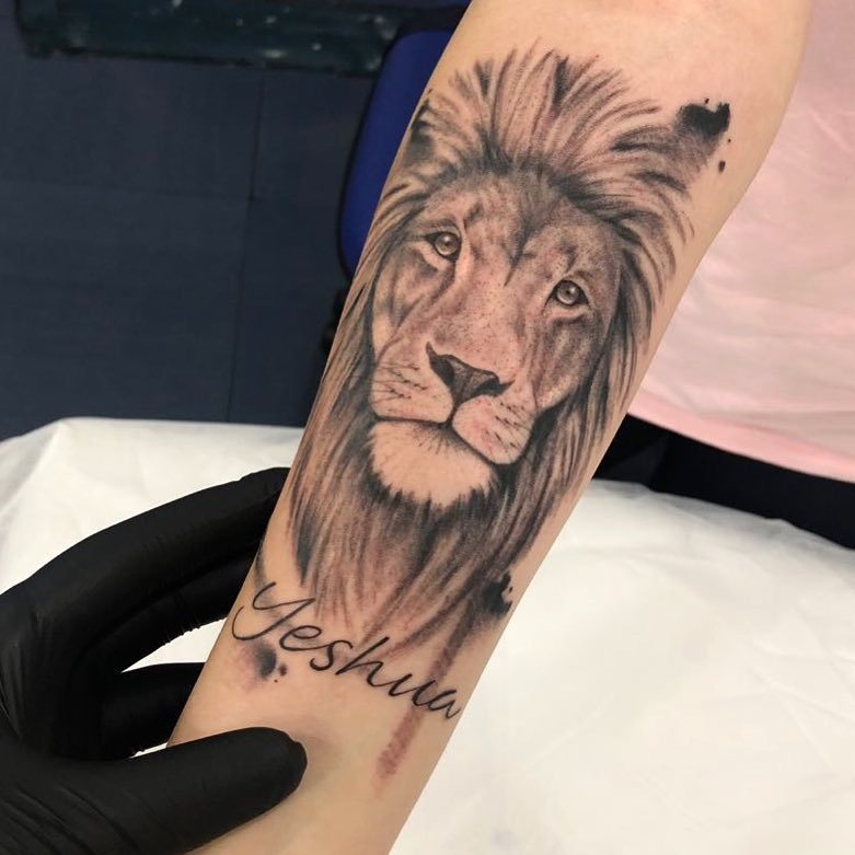 tatuagem yeshua pescoço