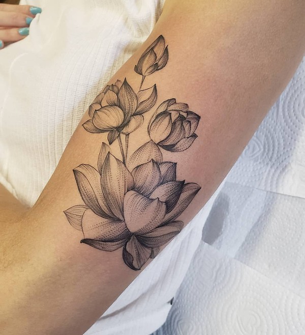 tatuagens de flores no braço