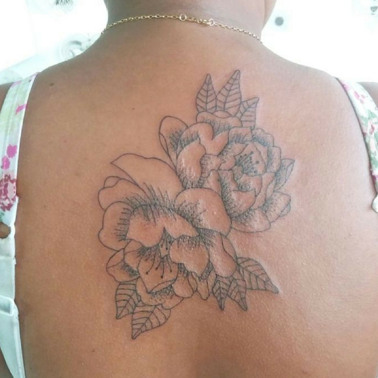 Inspirações de Tatuagens Fine Line e Blackwork para Peles Retintas