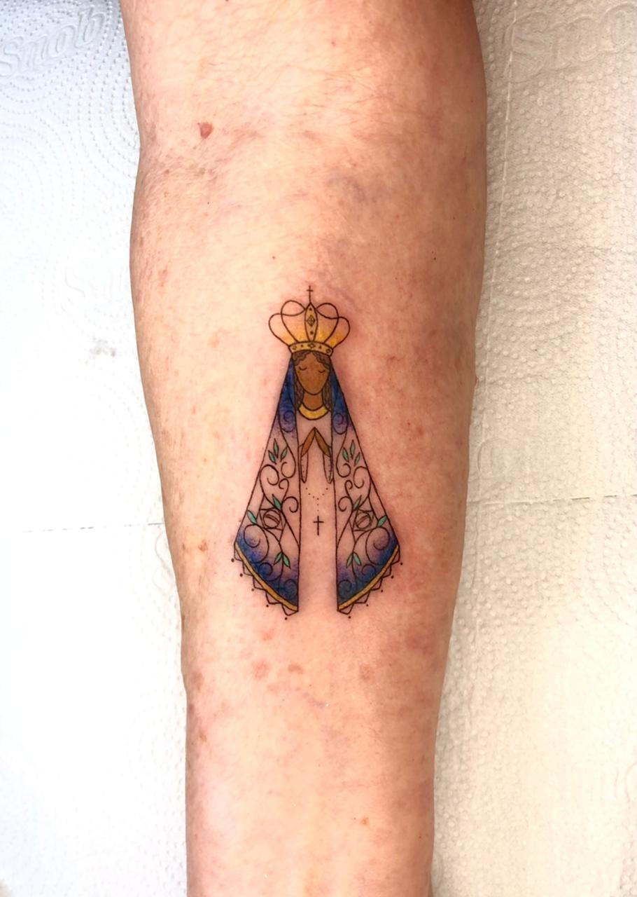 5 ideias de títulos:
1. Tatuagem de Nossa Senhora Aparecida: Guia Completo de Estilos e Significados
2. Os Símbolos por Trás da Tatuagem de Nossa Senhora Aparecida
3. Tatuagens de Nossa Senhora Aparecida: Inspirações Delicadas e Realistas
4. Fé Gravada na Pele: Explorando Tatuagens de Nossa Senhora Aparecida
5. Tatuagem de Nossa Senhora Aparecida: Um Ato de Devoção e Proteção