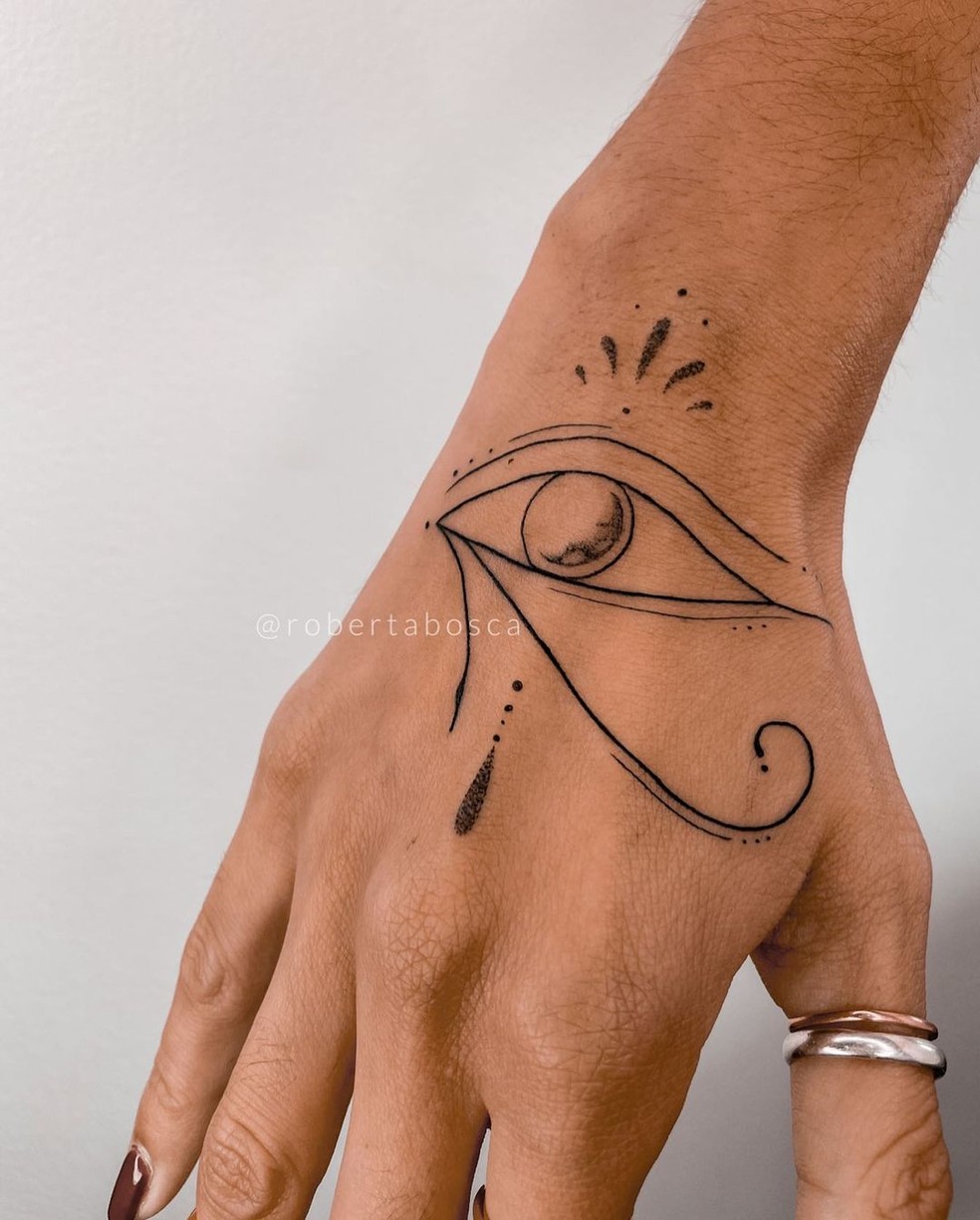 5 ideias de títulos:
1. Tatuagens na Mão: Guia Completo de Estilos e Cuidados
2. Os Significados Ocultos por Trás das Tatuagens na Mão
3. Tatuagem na Mão: Dores