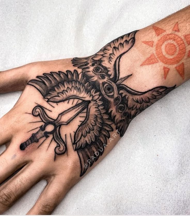 5 ideias de títulos:
1. Tatuagens na Mão: Guia Completo de Estilos e Cuidados
2. Os Significados Ocultos por Trás das Tatuagens na Mão
3. Tatuagem na Mão: Dores