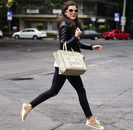Como usar tênis dourado no dia a dia: 5 looks infalíveis