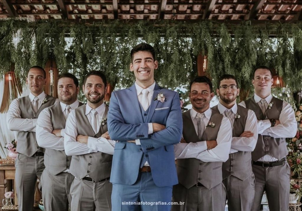 traje padrinho cinza claro