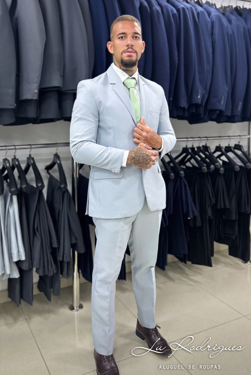 traje padrinho cinza claro