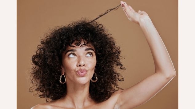 erros ao cortar franja cabelo cacheado