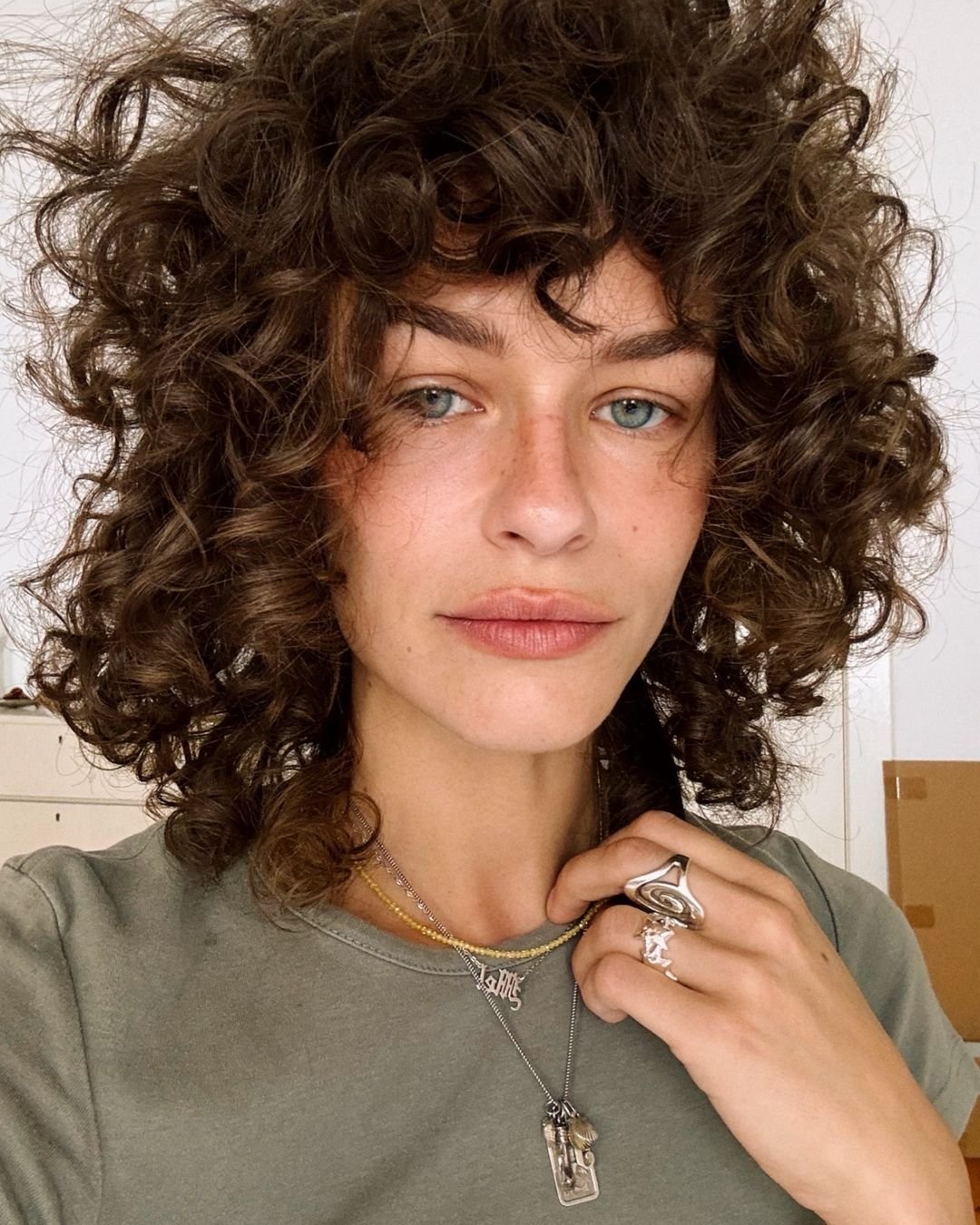 franja curta para cabelo cacheado rosto redondo