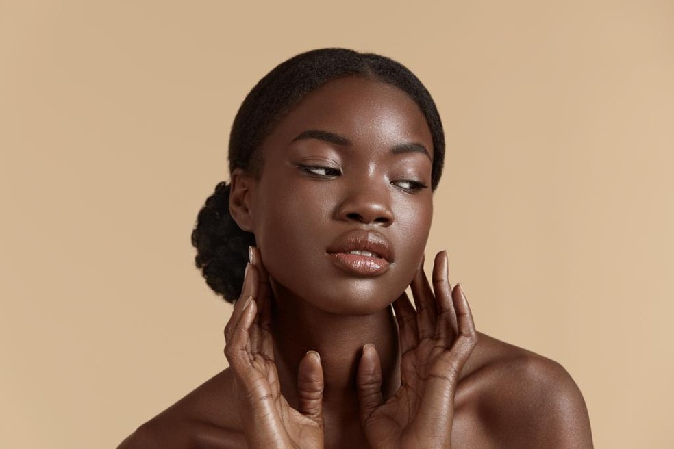 5 ideias de títulos:
1. Guia Completo: Como Identificar o Subtom da Sua Pele Negra
2. Pele Negra: Desvendando os Fototipos e Cuidados Essenciais
3. Skincare para Pele Negra Oleosa: Dicas e Produtos Recomendados
4. Foliculite e Queloides na Pele Negra: Causas e Tratamentos Eficazes
5. A Importância do Protetor Solar para Prevenir Hiperpigmentação na Pele Negra
