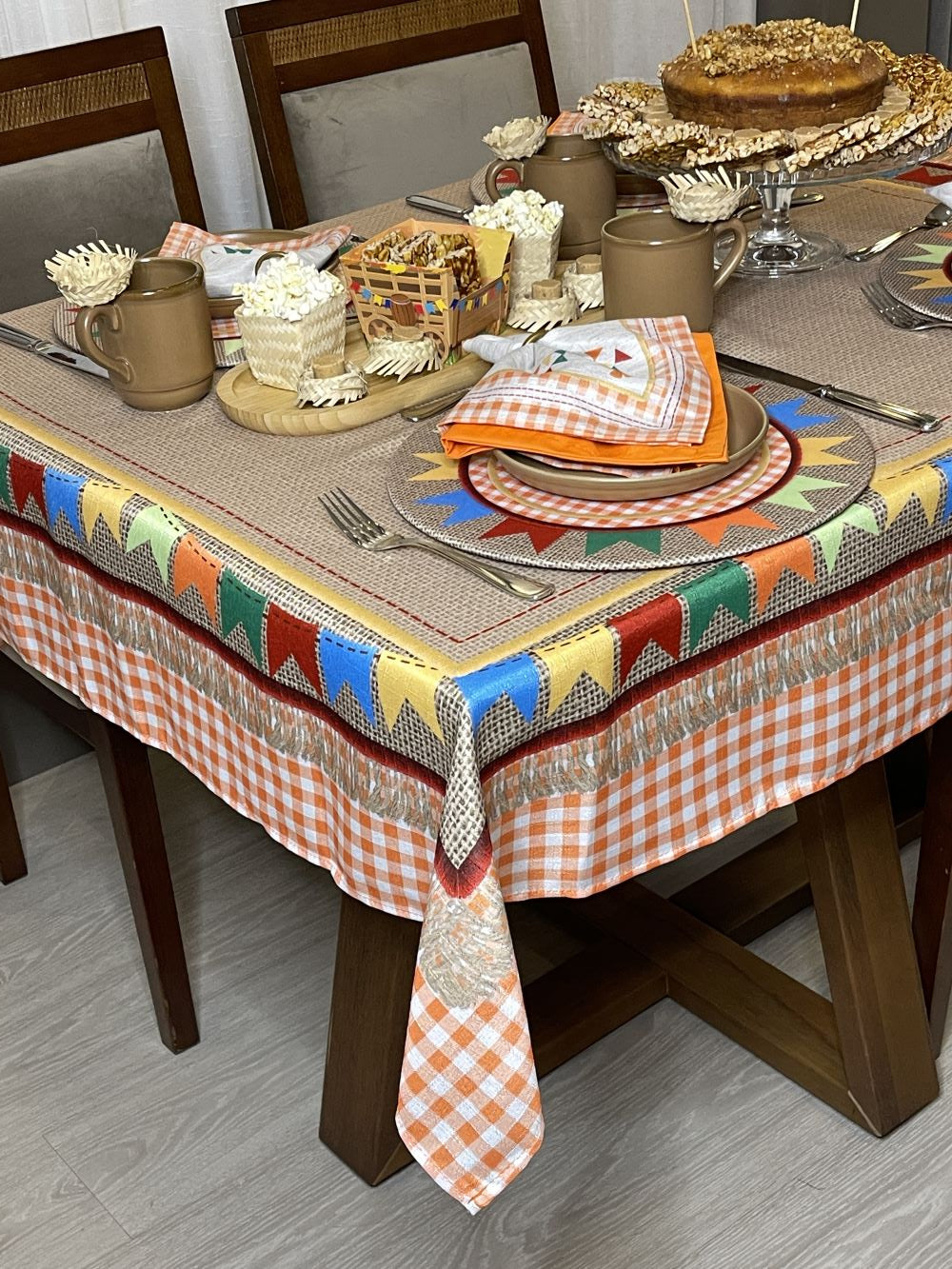 Cobre-Manchas: O Segredo para uma Mesa Impecável e Versátil