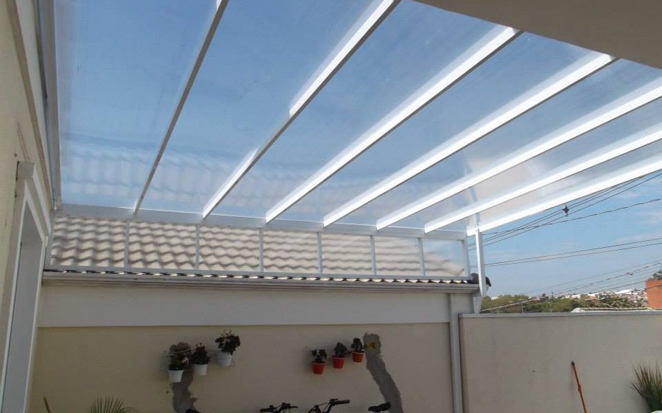 Toldos Articulados ou Cortina: Qual a Melhor Opção para Sua Varanda?