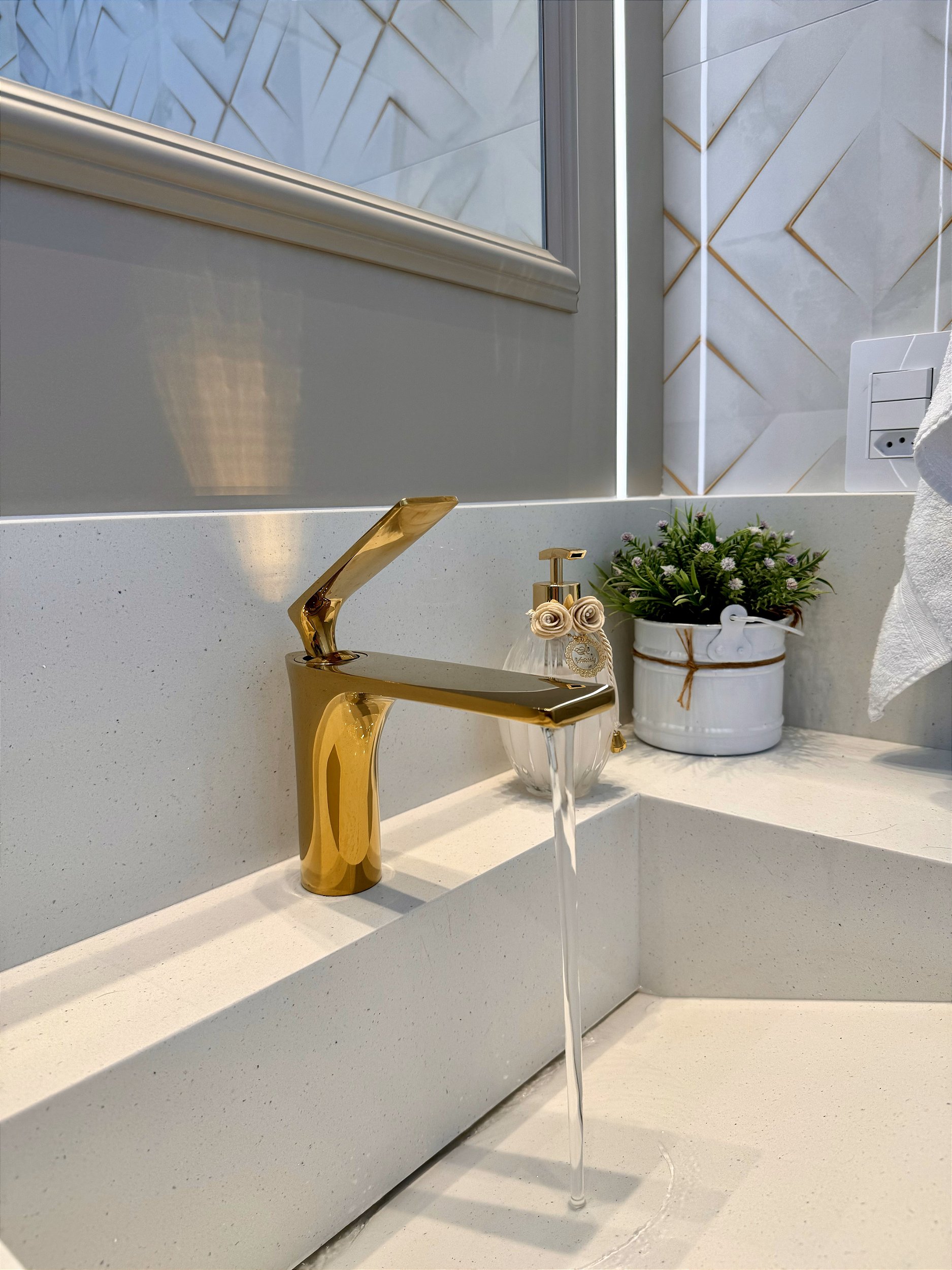 preço torneira dourada banheiro vale a pena