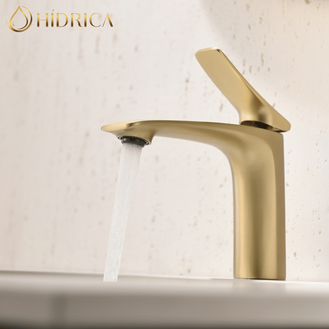 instalação torneira dourada de parede para cuba de apoio