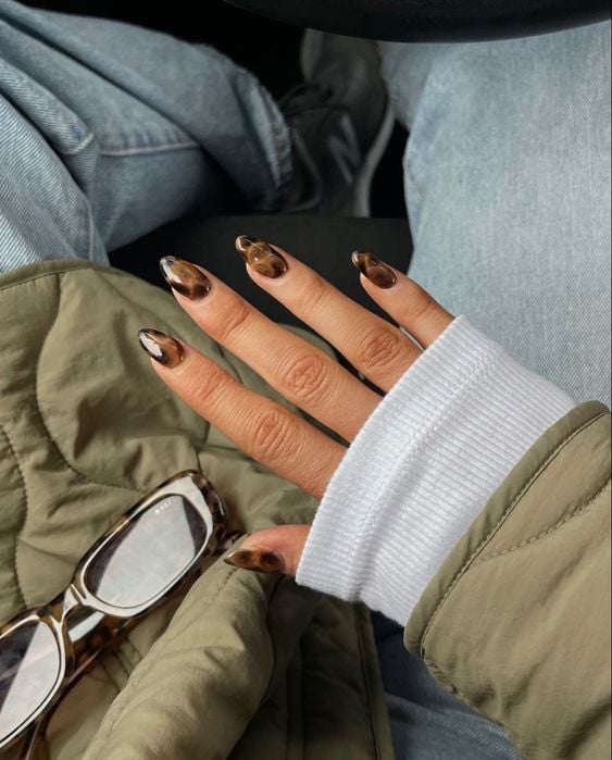 5 ideias de títulos:
1. A História da Tortuguita: Do Chocolate Infantil ao Ícone Pop Brasileiro
2. Descubra os Sabores da Tortuguita: Um Guia Completo de Produtos
3. O Ritual da Tortuguita: Como Saborear Seu Chocolate de Forma Divertida
4. Onde Encontrar Tortuguita: Guia de Compras Online e em Atacado
5. Arcor e Tortuguita: Uma Parceria de Sucesso no Mercado de Chocolates