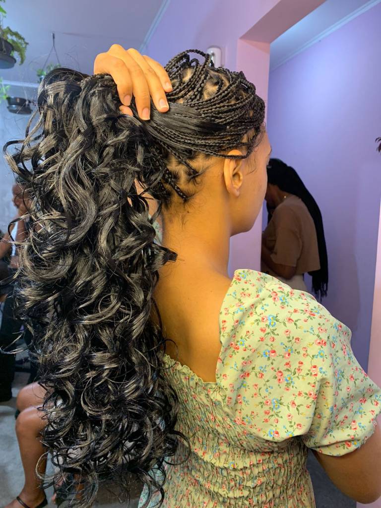 trança de cabelo cacheado