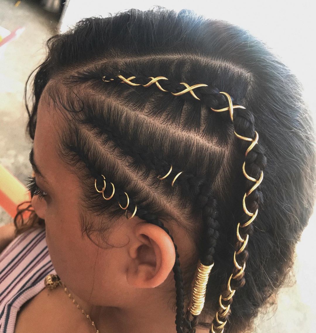 5 ideias de títulos:
1. Guia Completo: Os Melhores Estilos de Tranças para Cabelos Cacheados
2. Transforme Seus Cachos: Tutoriais Passo a Passo de Tranças Incríveis
3. Tranças Protetoras e Estilosas: A Solução Perfeita para Cabelos Cacheados
4. Dicas de Ouro: Como Fazer e Manter Tranças Deslumbrantes em Cabelos Cacheados
5. Inspire-se: Galeria de Fotos com os Penteados de Trança Mais Populares para Cabelos Cacheados