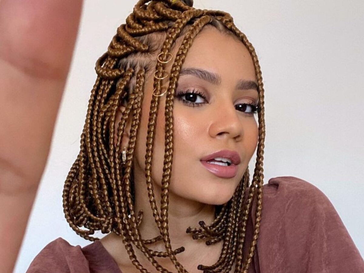 trança em cabelo cacheado curto