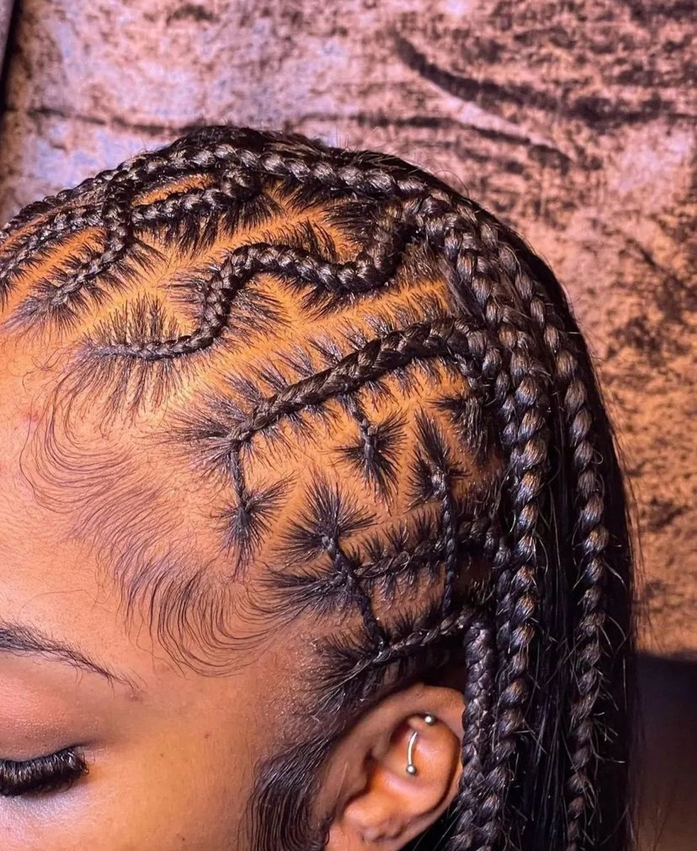 trança em cabelo cacheado curto