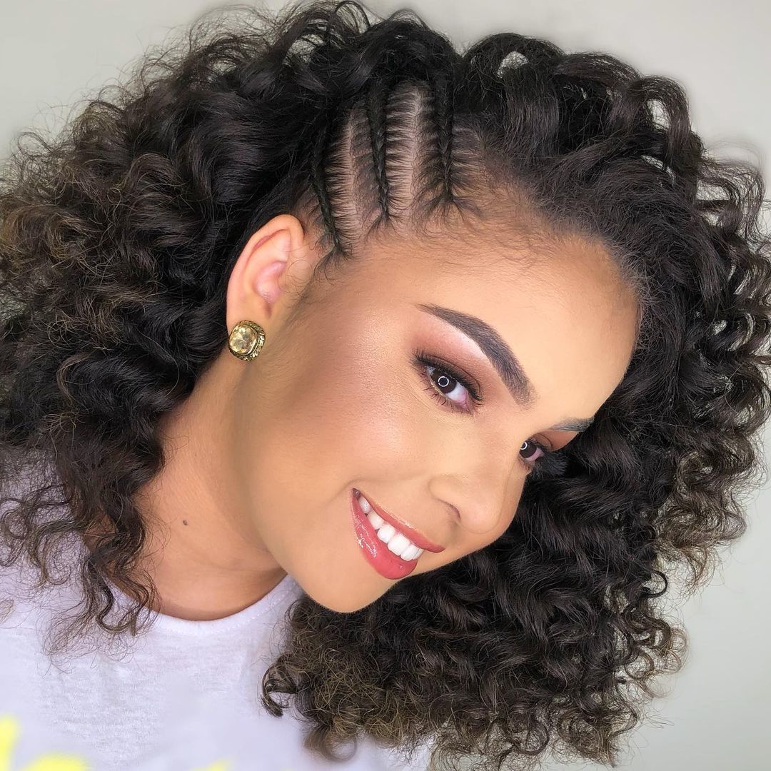 5 ideias de títulos:
1. Tranças para Cabelos Cacheados Curtos: Guia Completo de Estilos e Dicas
2. Transforme seu Cabelo Cacheado Curto com Estas Tranças Incríveis
3. Transição Capilar: Tranças que Facilitam e Estilizam Cabelos Curtos
4. Guia Rápido: Como Fazer Tranças em Cabelos Cacheados Curtos
5. Os Melhores Penteados com Tranças para Cabelos Cacheados de Comprimento Curto