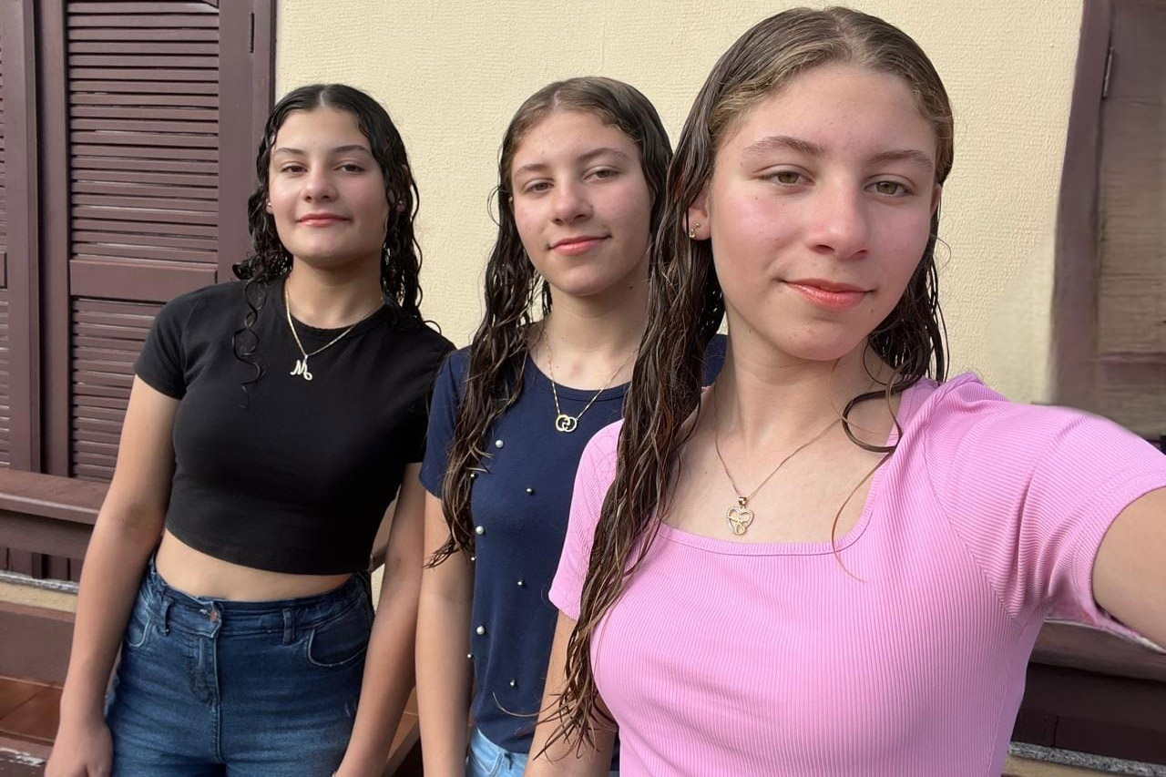 5 ideias de títulos:
1. Lidando com a Atração por um Irmão: Um Guia para Entender e Buscar Ajuda.
2. Relações Familiares Complexas: Navegando Conflitos e Dilemas Emocionais entre Irmãos.
3. 'Meu Irmão