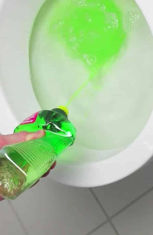 5 formas criativas de desentupir vaso sanitário