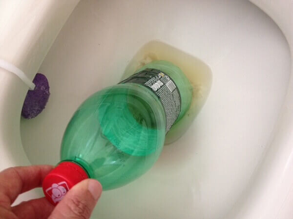erros comuns ao tentar desentupir vaso com detergente
