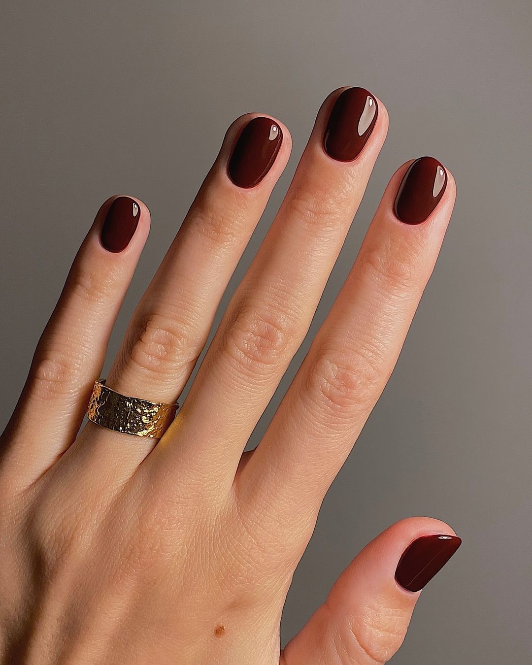 unha arredondada curta