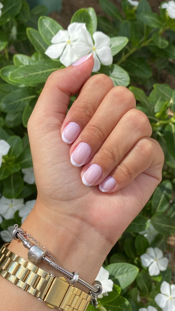Nail Art Minimalista: Ideias Criativas para Unhas Arredondadas