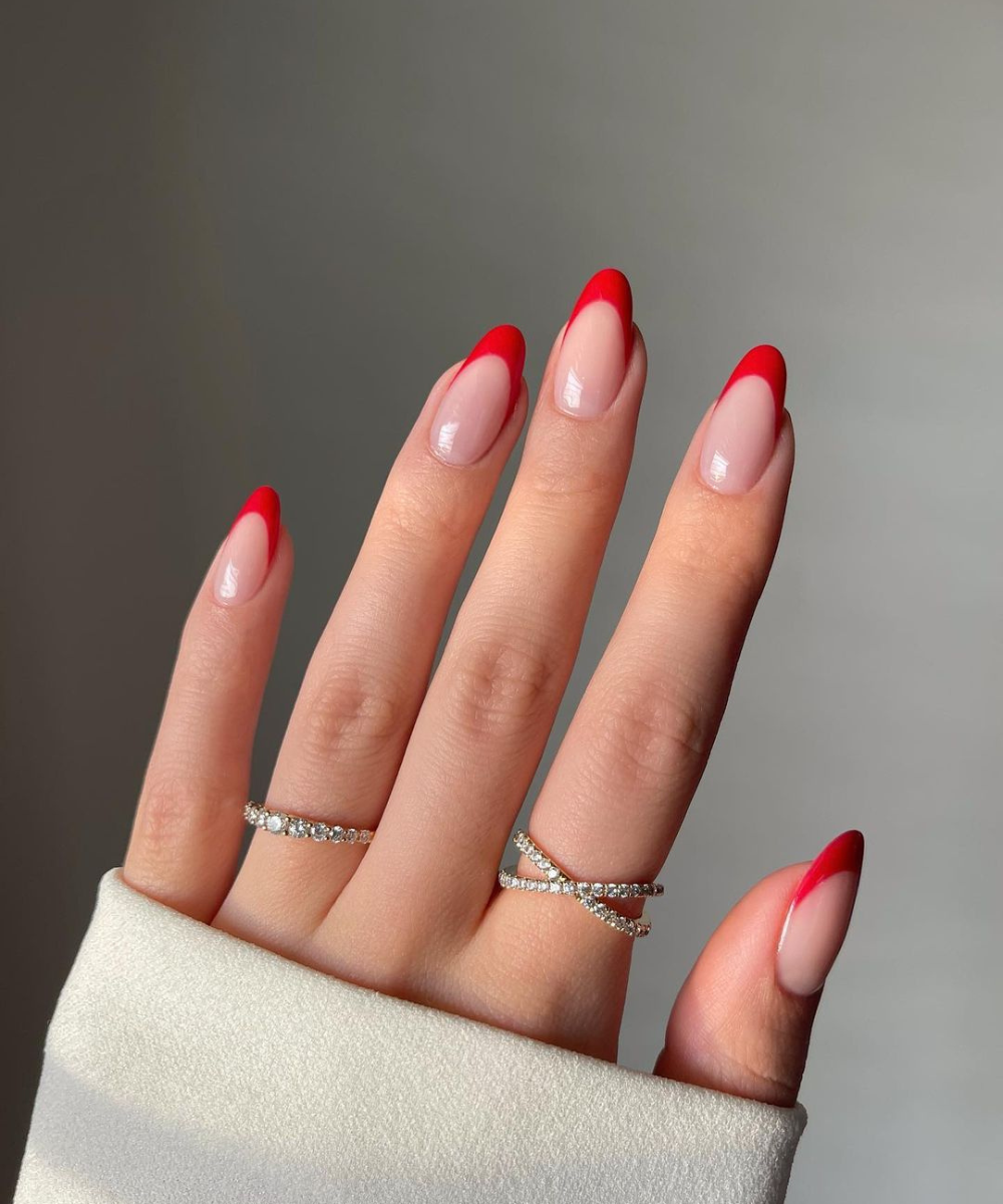 unha com detalhe vermelho