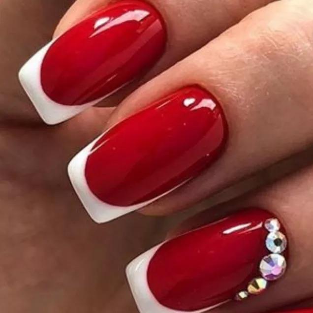 unha com detalhe vermelho