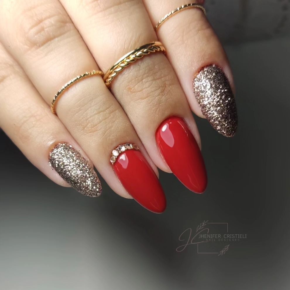 unha com detalhe vermelho