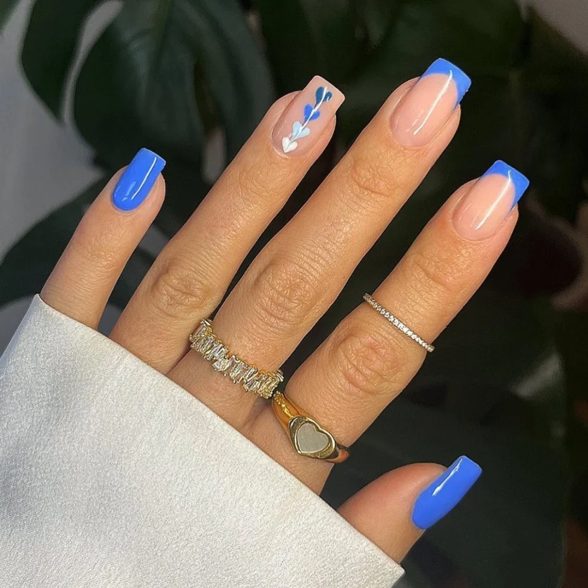 Unhas Azul Bebê com Glitter e Pedrarias: Brilho para Ocasiões Especiais