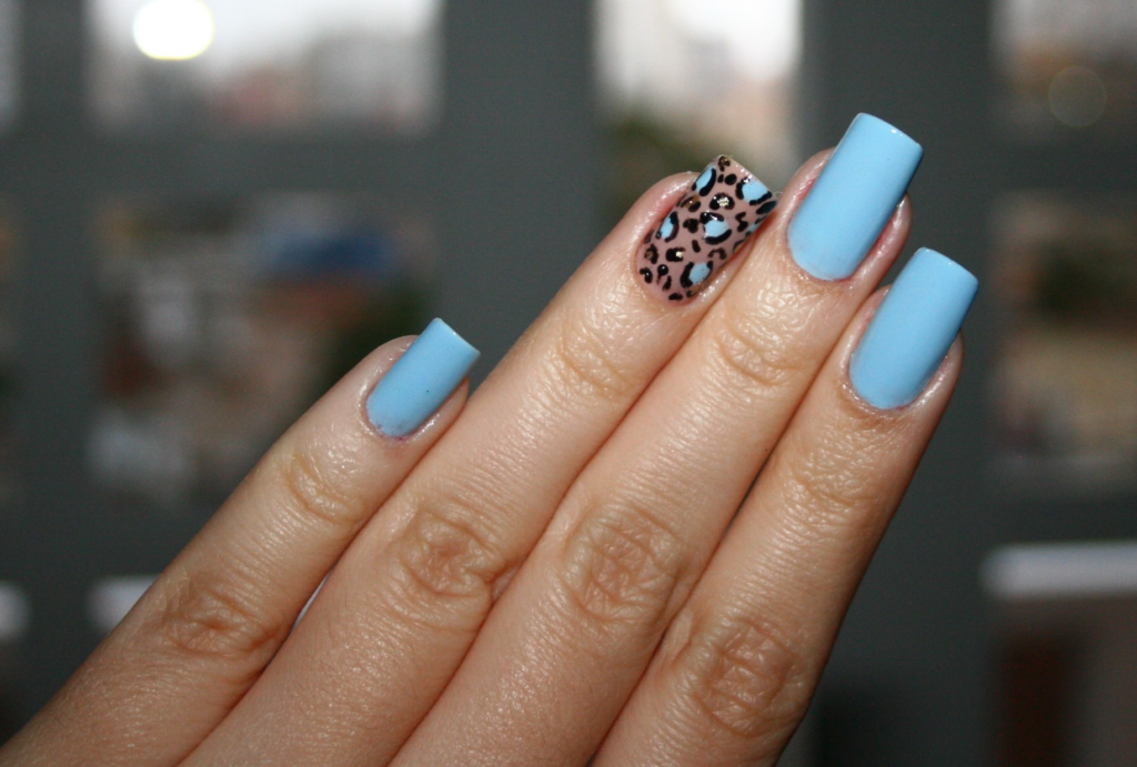 erros comuns ao fazer unhas decoradas azul claro