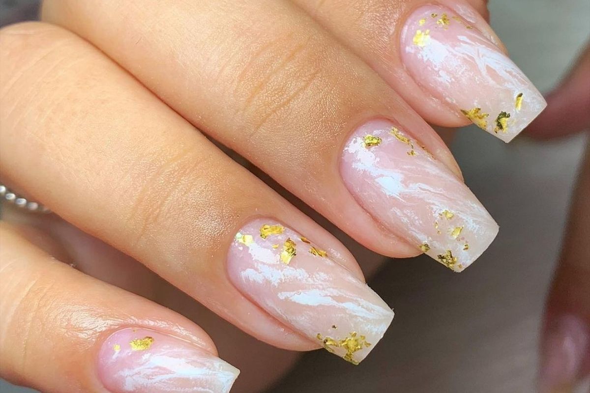 Inspirações de Unhas Minimalistas com Folha de Ouro para o Dia a Dia